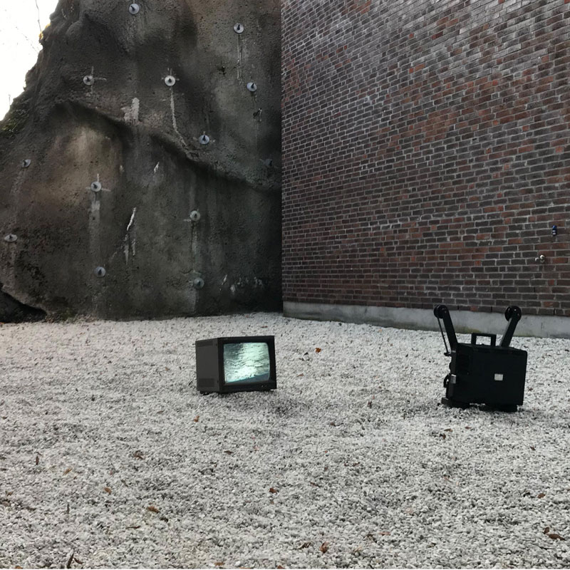 Översiktsbild Un-spaced, In Between Space, Oslo, Norge, 2020. 10 min performance, digitaliserad 16 mm film, projektor, monitor, tystnad
