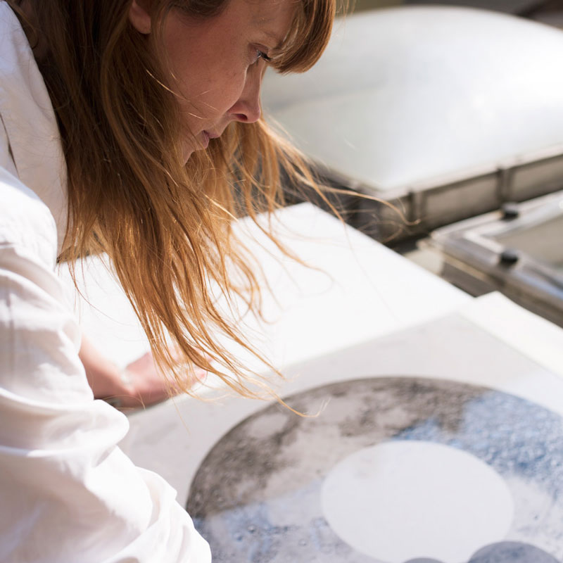 Genom ett modernt konstruerat glasnegativ som pressas mot cyanotypipapprets yta har Cecilia Ömalm exponerat det ljuskänsliga pappret med direkt solljus. 