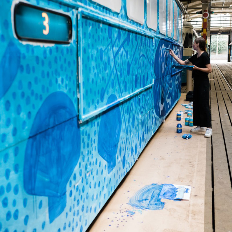 Handmålning av en hel spårvagn, i samarbete Västtrafik och EuroPride 2018 